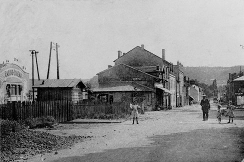 Rue de Metz et Cinéma-Casino en 1913 (photograhie noir et blanc : Editeur Husson, Pompey)